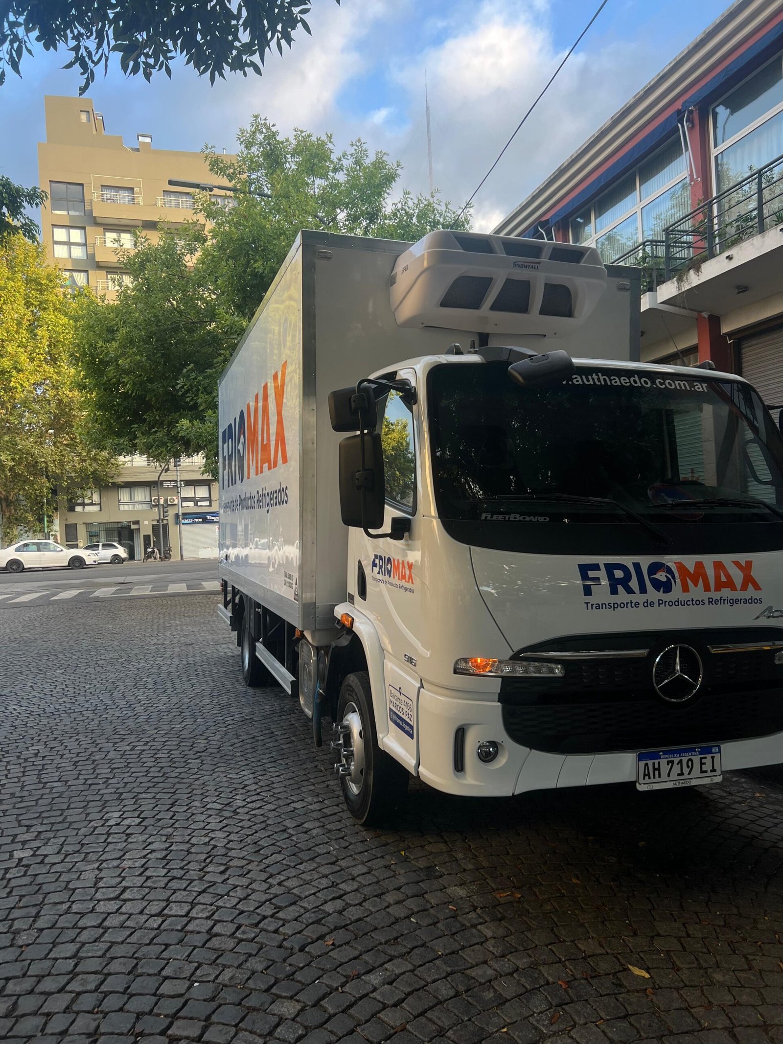 Camión Friomax en ciudad