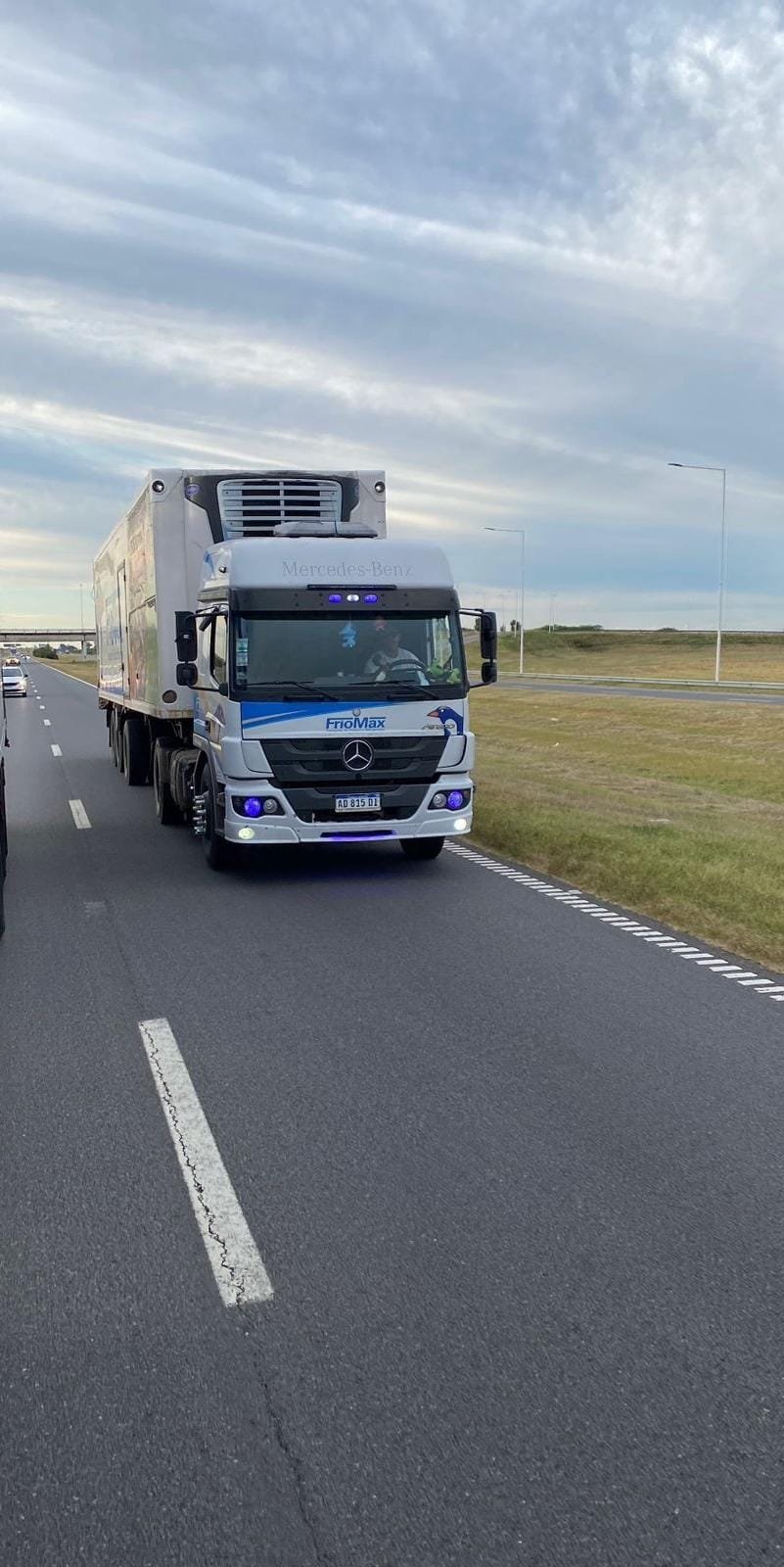 Semi Friomax en autopista